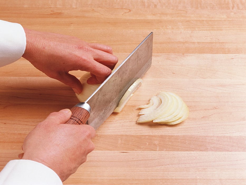 slicing onion