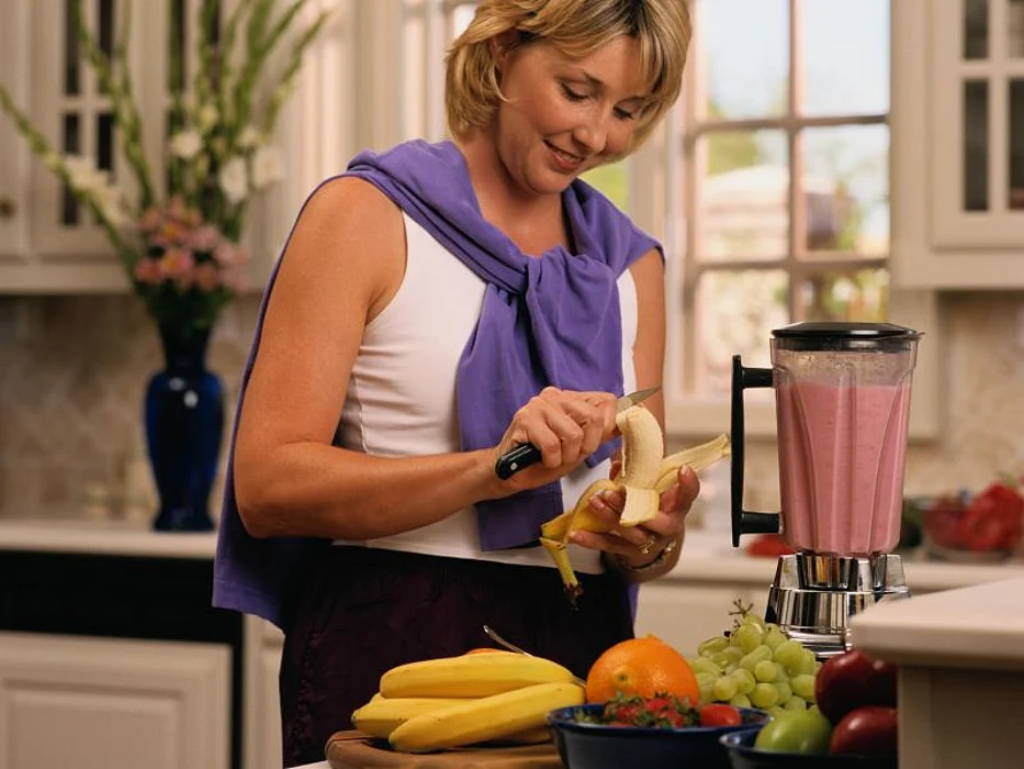 woman making a smoothie