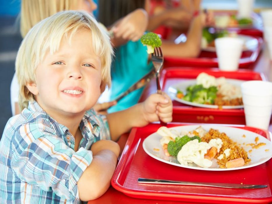 Los niños eligen mejores en línea que en el almuerzo escolar - Consumer Health News | HealthDay