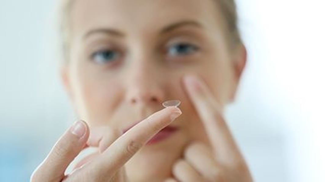 Reusing Contact Lenses Raises Odds for Rare Eye Infection 