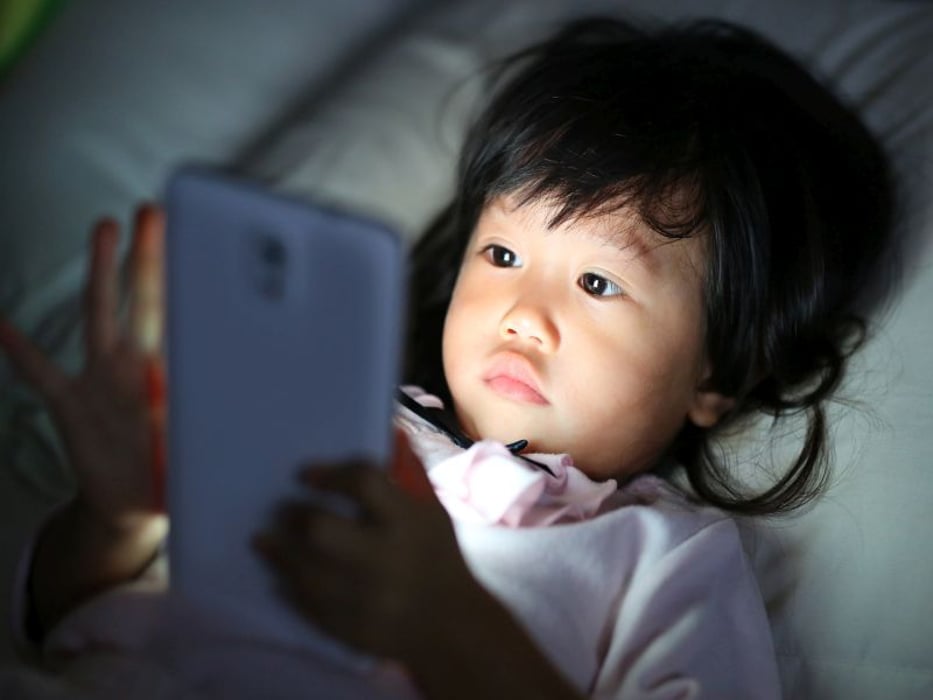 girl in bed with smartphone