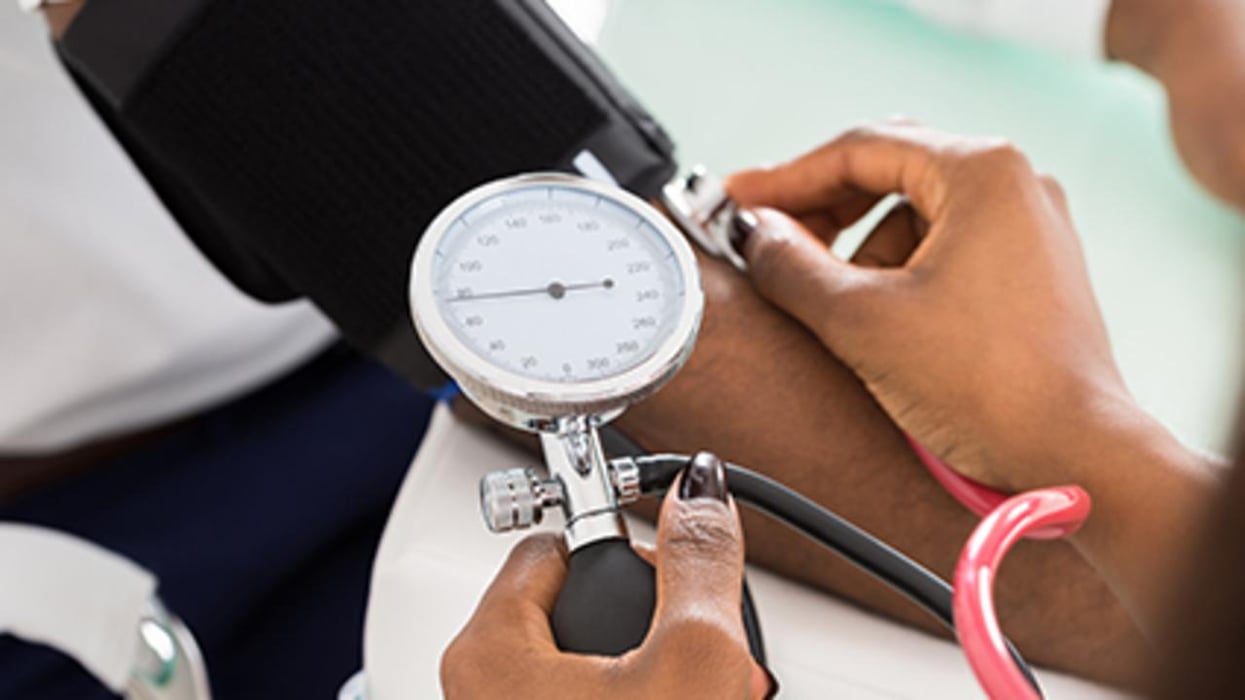 Incluso la presión arterial alta leve podría acelerar el deterioro mental, de acuerdo con un estudio nuevo