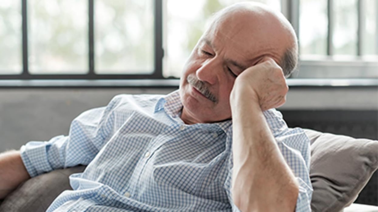 Hacer muchas siestas podría aumentar las probabilidades de Alzheimer de los adultos mayores