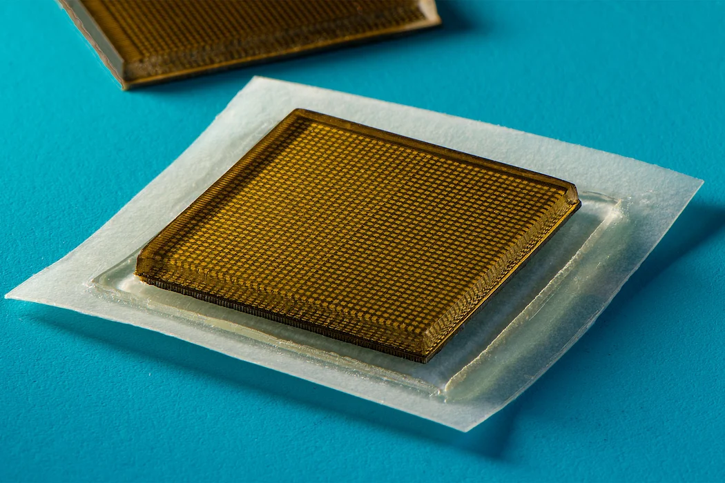 Adhesive patch that produces ultrasound images continuously.