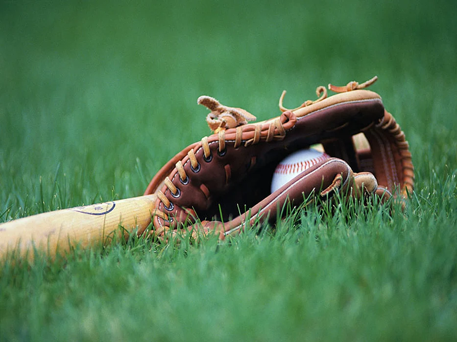 baseball player making a catch