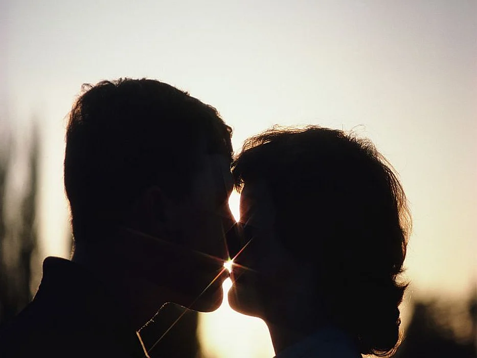 couple kissing