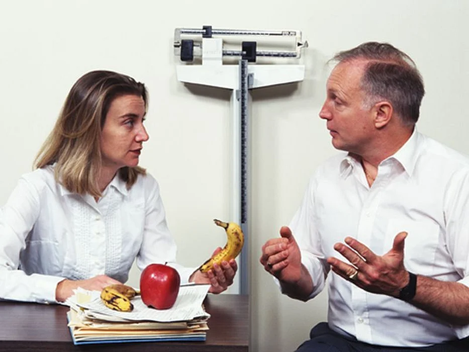 nutritionist discussing food