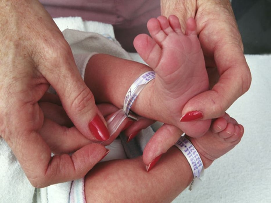 putting hospital id on baby\'s foot