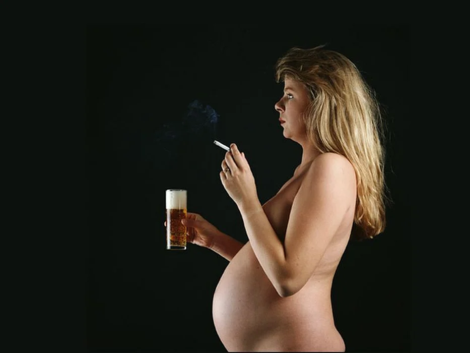 pregnant woman smoking and drinking