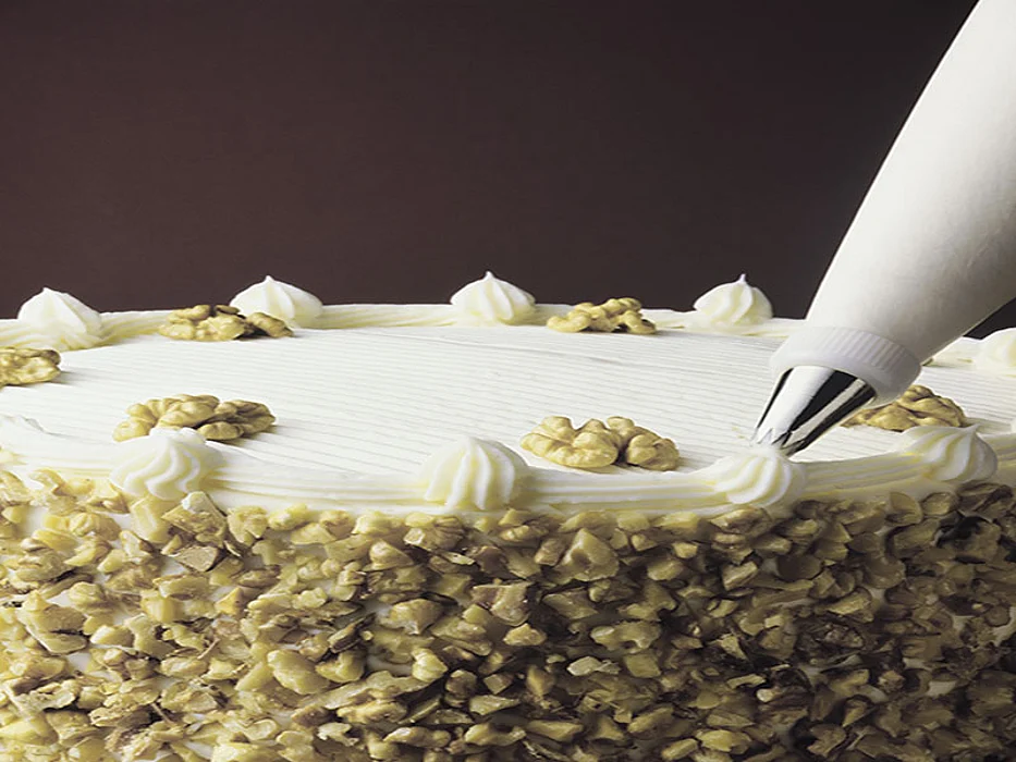 frosting cake
