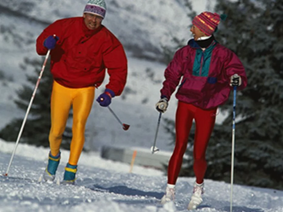 couple skiing