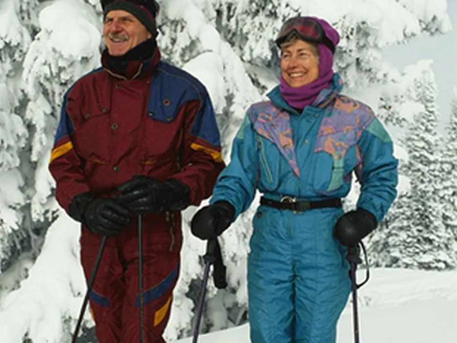 couple skiing