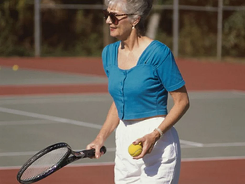 woman playing tennis