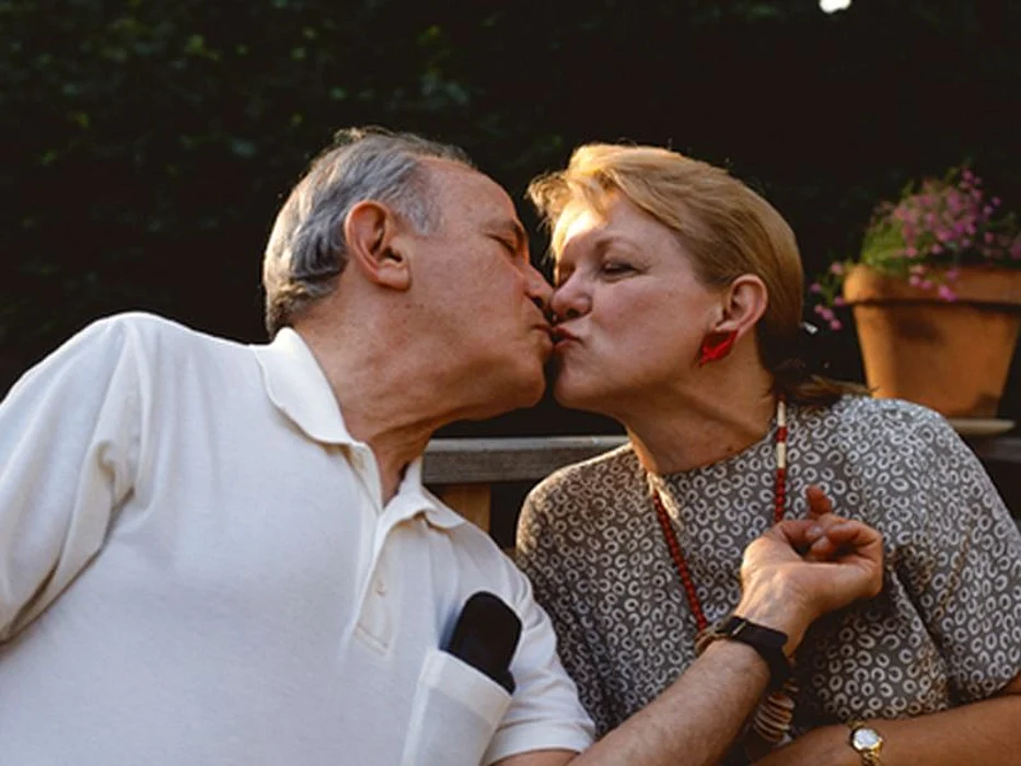 couple kissing