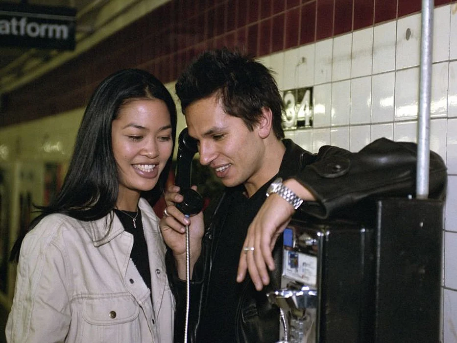 couple at the payphone