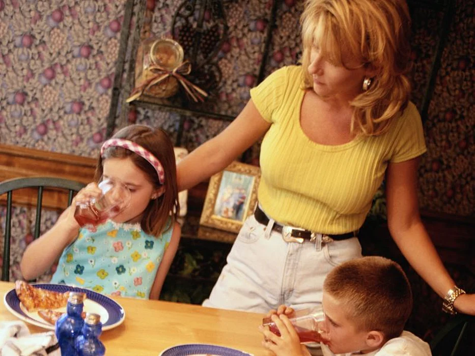 kids at the dinner table