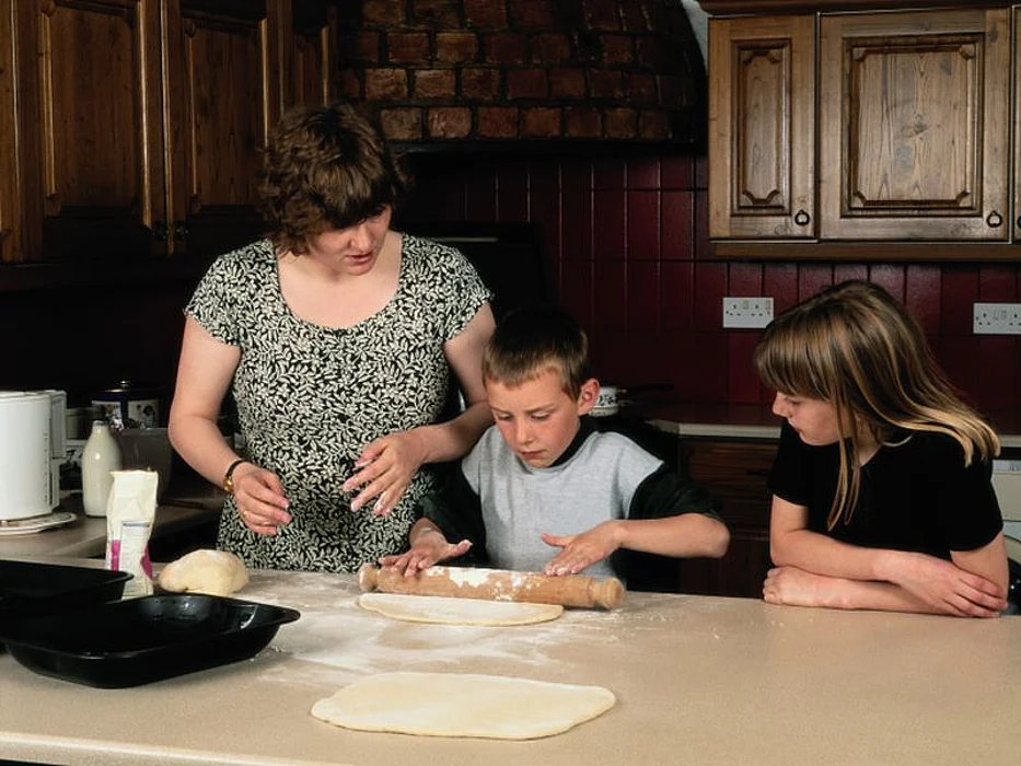 kids with mother in the kitchen
