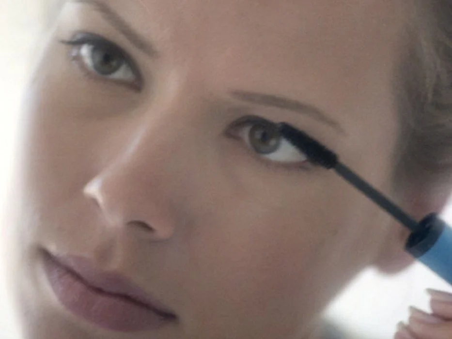 woman putting makeup on