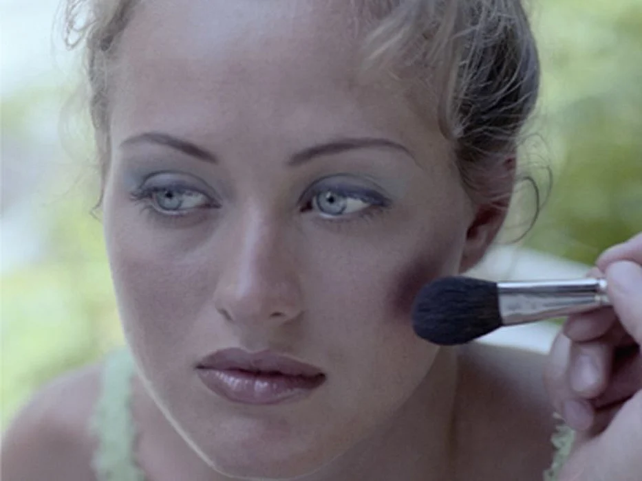 woman putting a make up on