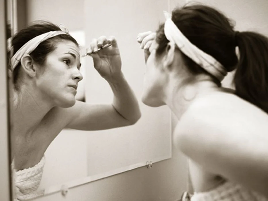 woman putting makeup on