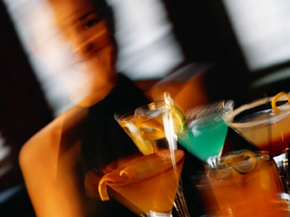 Algunas personas con COVID fueron a un bar concurrido: esto es lo que sucedió