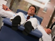 在美国血液短缺的情况下，新的压力要求放宽对男同性恋者的献血规定