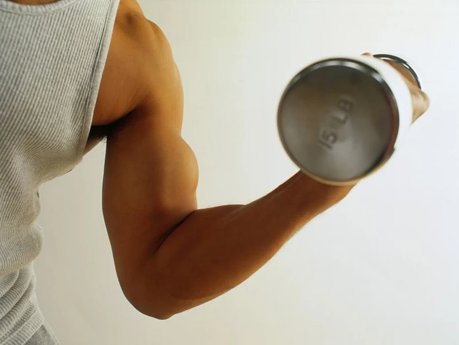 woman lifting weights