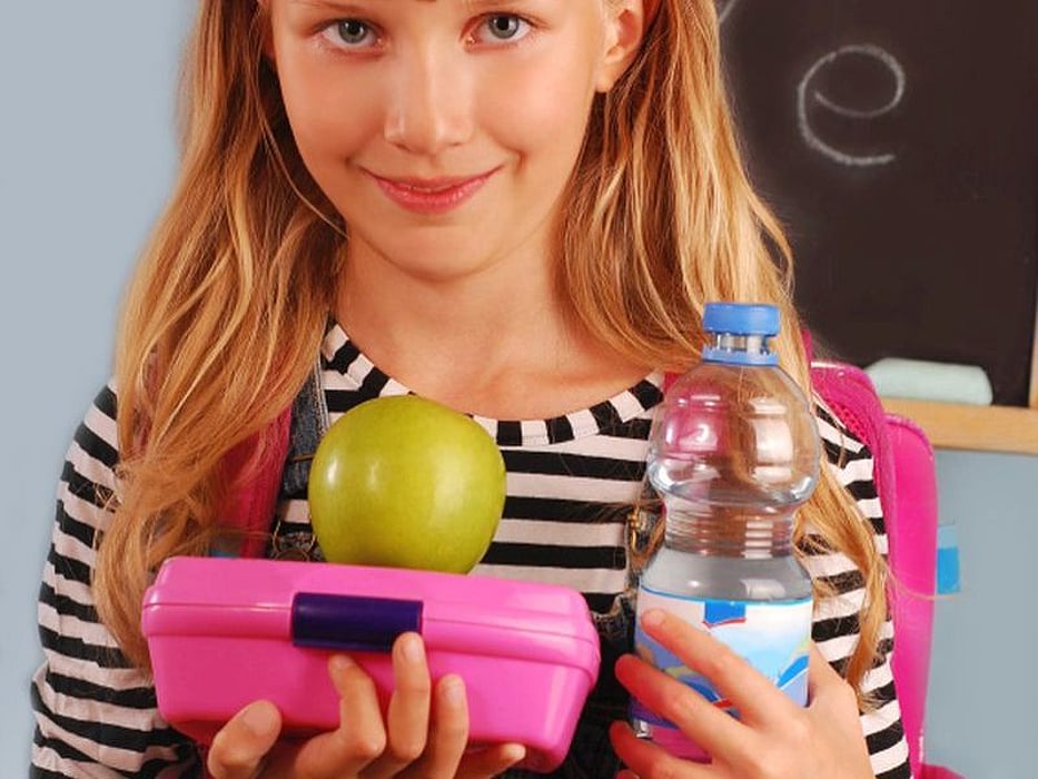 girl with lunchbox