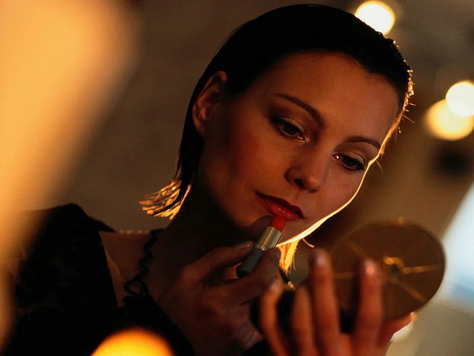 woman putting on makeup