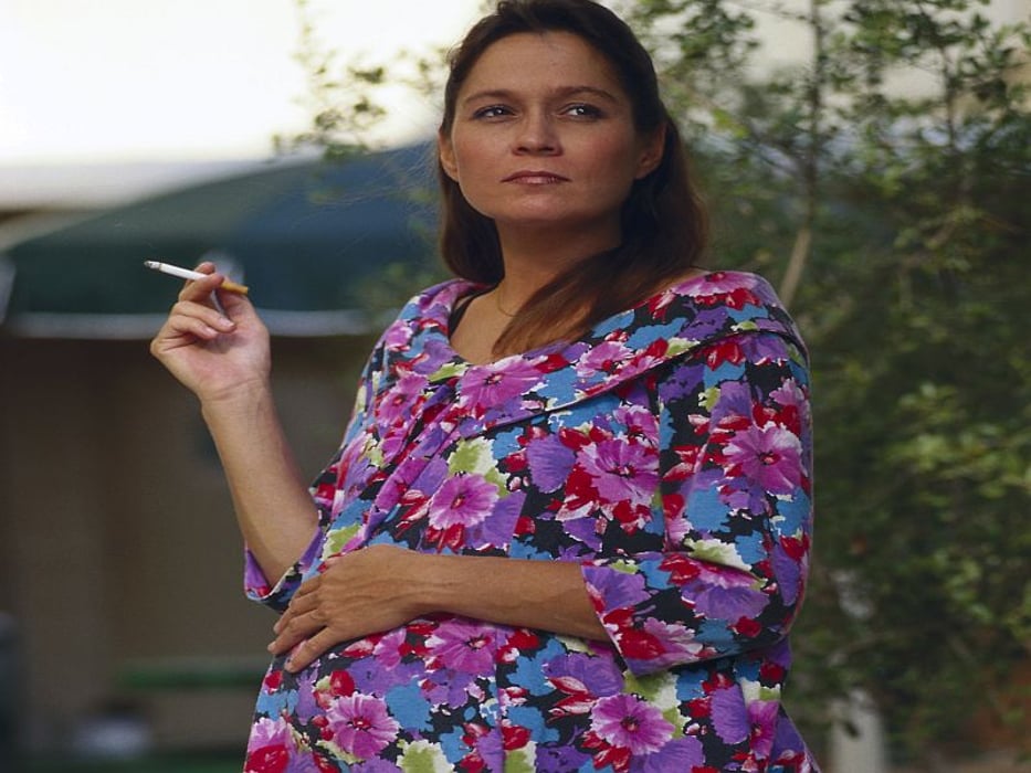 pregnant woman smoking
