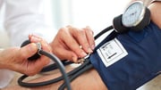 Aumento da pressão arterial ao ficar em pé pode sinalizar perigo