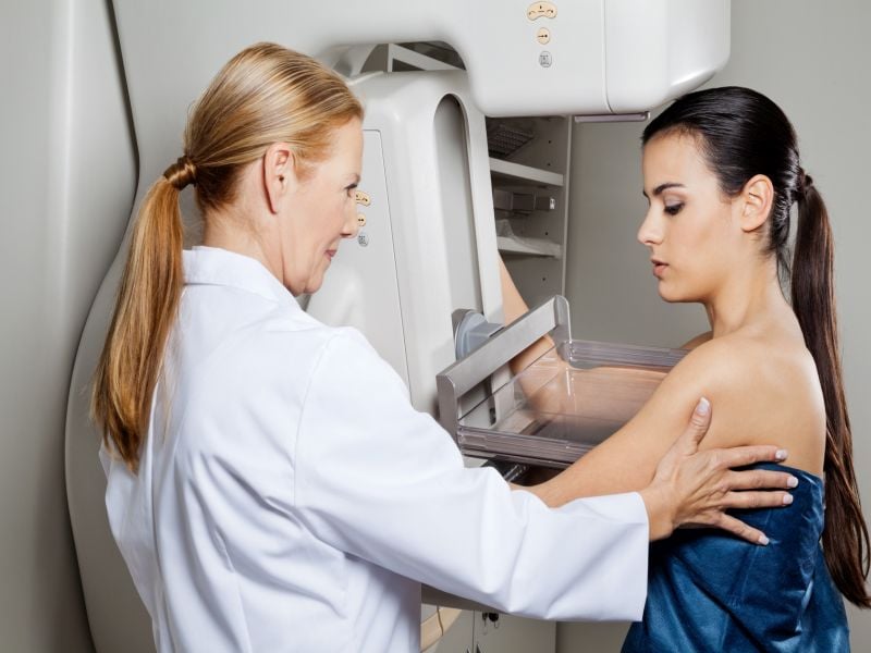 La mitad de las mujeres tienen mamogramas falsos positivos con el tiempo