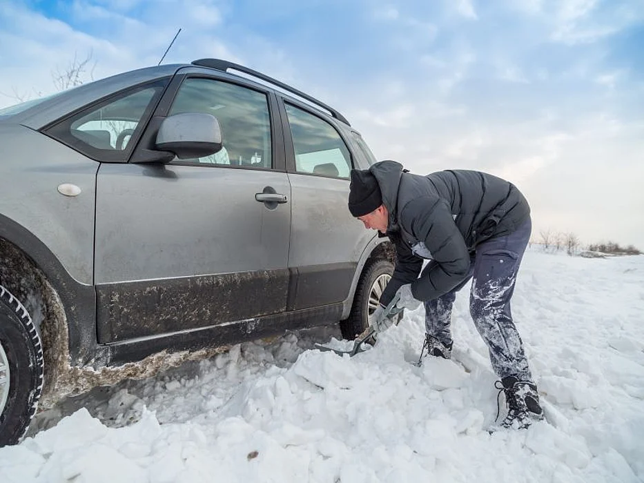 digging car out of snow