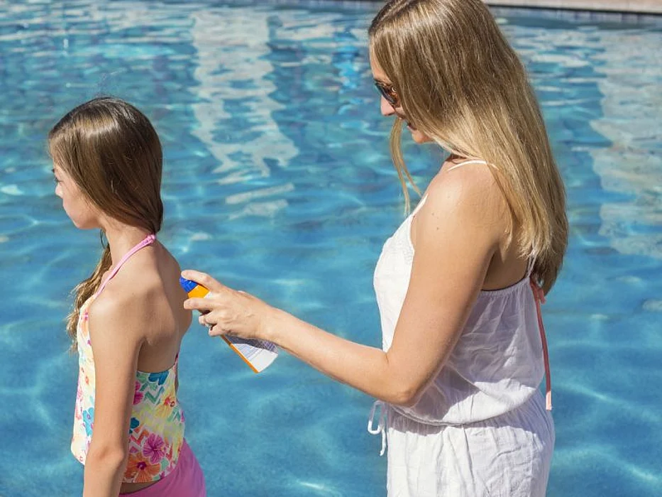 mother applies sunscreen