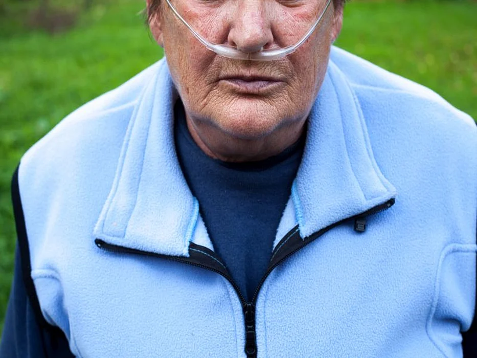 elderly woman on oxygen