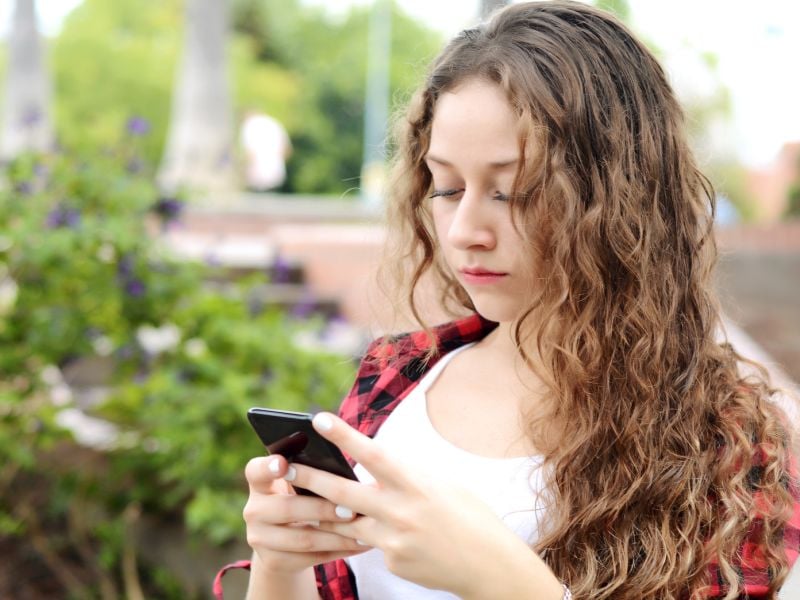 Cutting Down on Social Media Brings Quick Boost to Teens' Self-Image