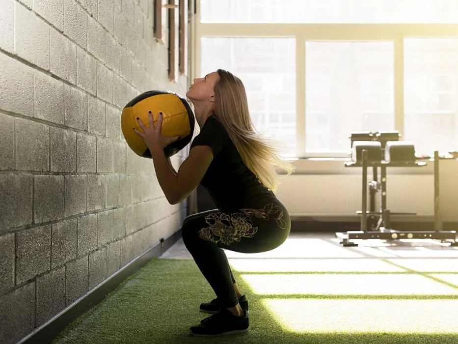 woman using medicine ball