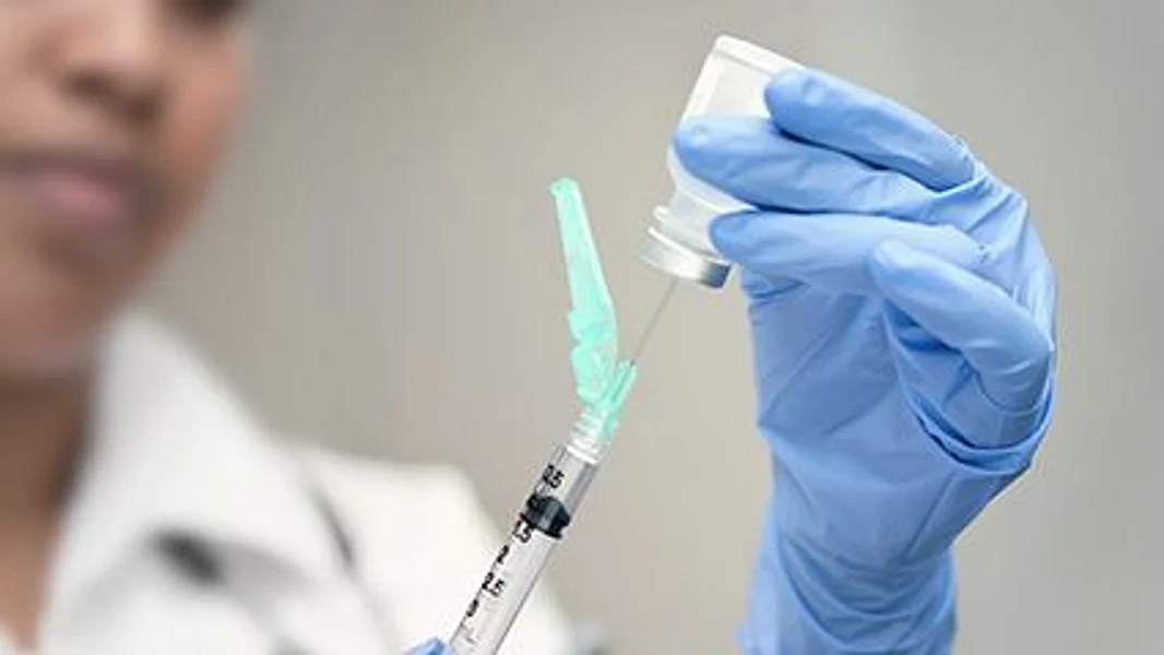 Una Enfermera De Nueva York Es La Primera Vacunada En El Lanzamiento De La Vacuna De Pfizer Contra La Covid Consumer Health News Healthday
