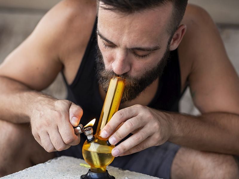 News Picture: Bong Use at Home Quickly Fills Air With Toxins