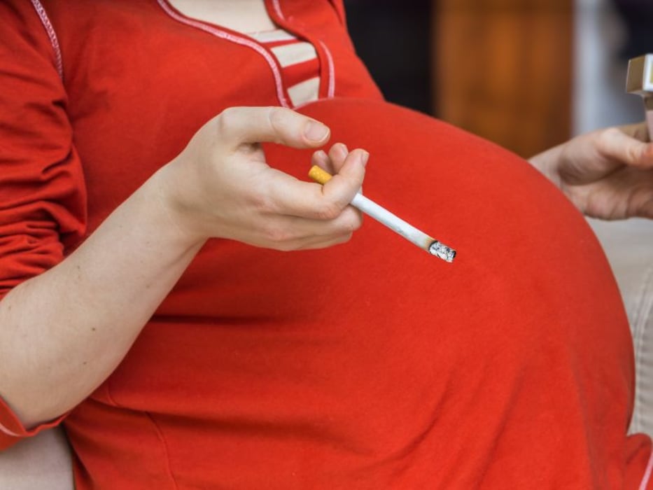 pregnant woman smoking