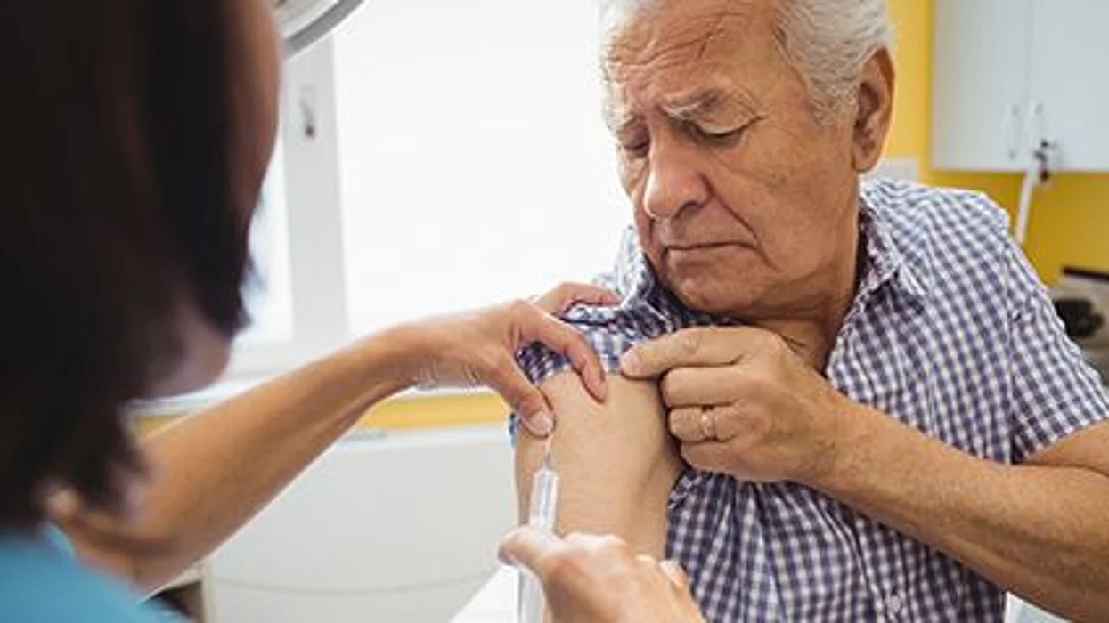 Dos vacunas comunes parecen reducir el riesgo de la enfermedad de Alzheimer
