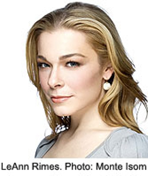 LeAnn Rimes Brings Battle With Psoriasis to Center Stage