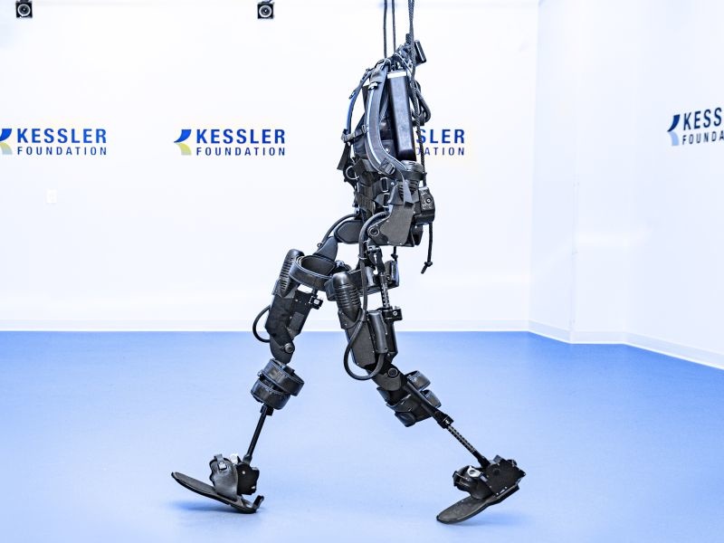 B 11/18 Exoskeleton Helps Paralyzed People Walk Again
