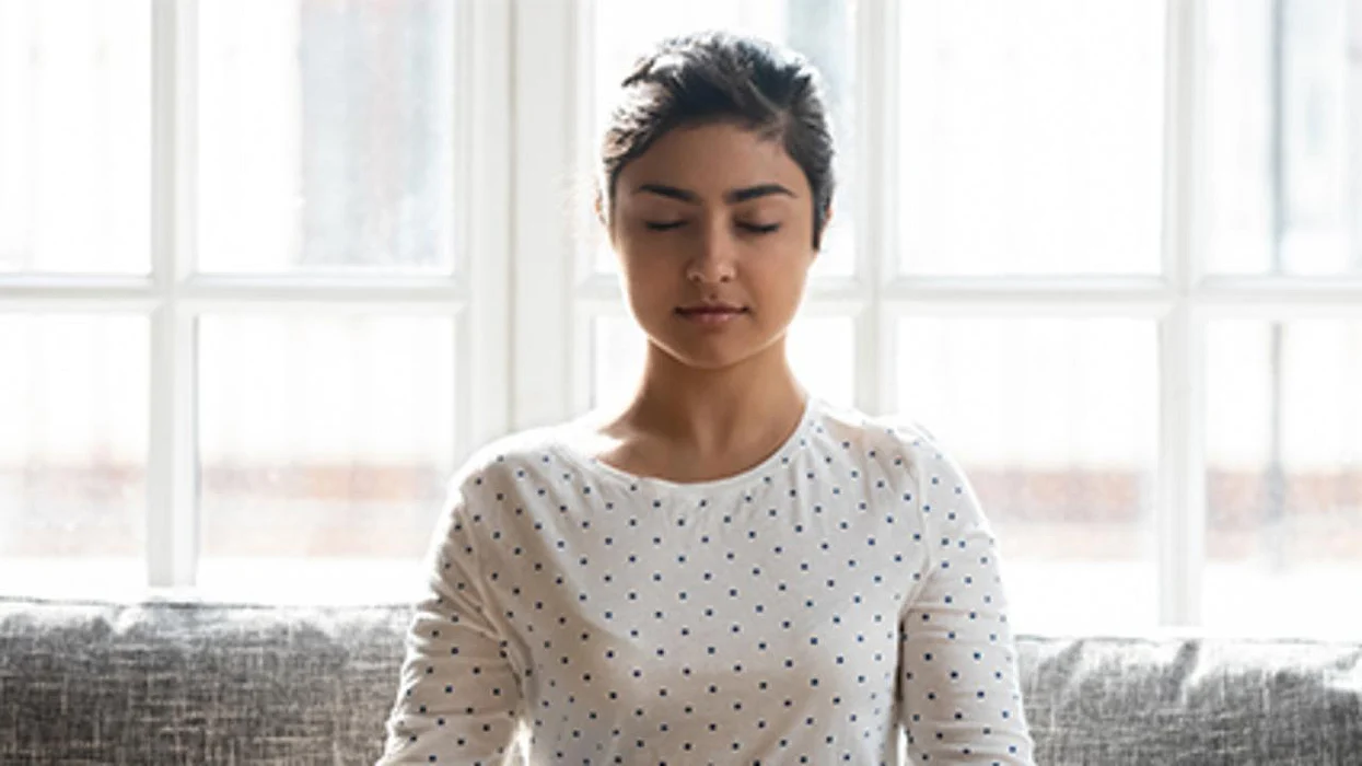 ¿Puede la meditación de atención plena junto con el yoga ayudar a mejorar los síntomas de la migraña?