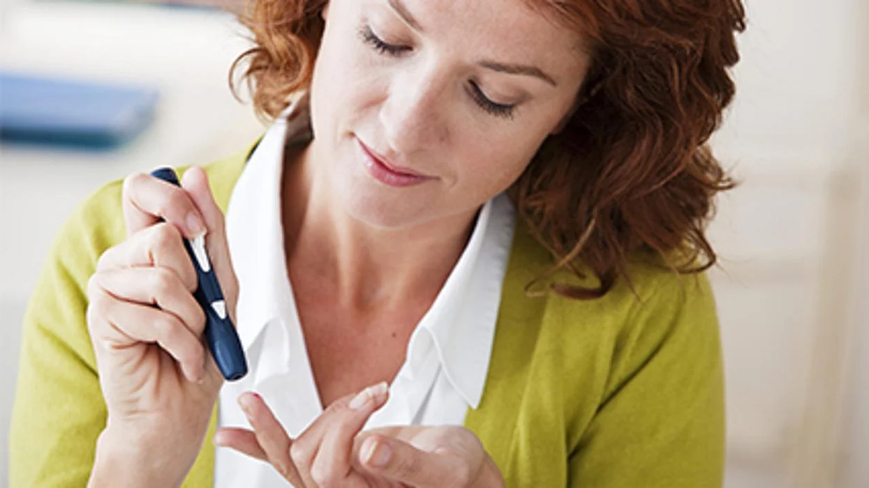 Las mujeres jóvenes con diabetes enfrentan un mayor riesgo de enfermedad cardíaca, de acuerdo con un estudio nuevo.