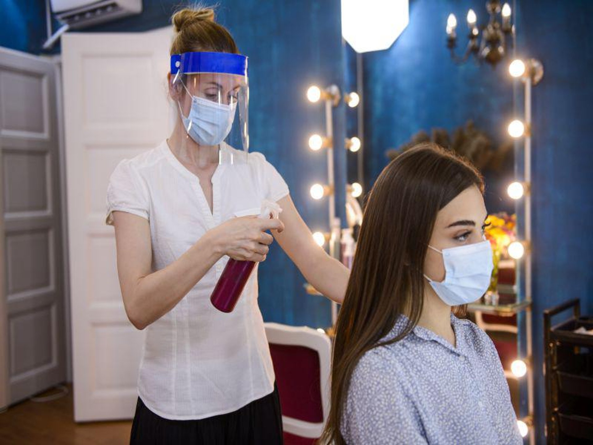 Hair Salon Talk Can Spread COVID, But Face Shields Cut the Danger thumbnail