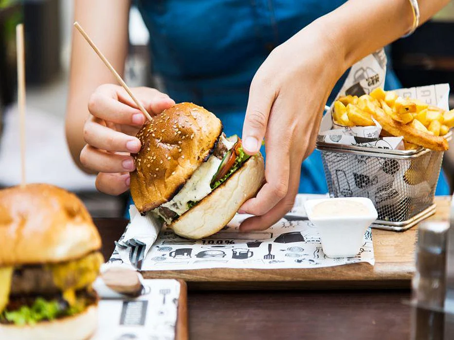 Demasiada comida de restaurante podría acortar su vida