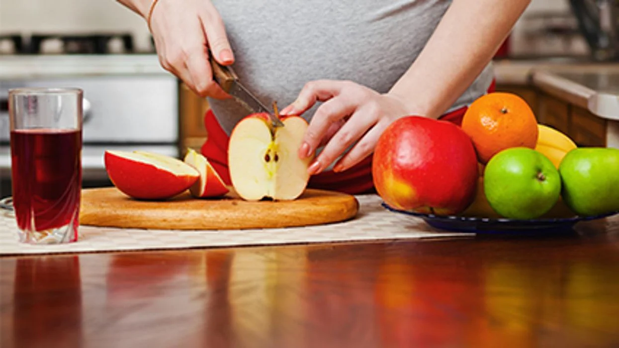 Un estudio halló que una alimentación saludable reduce el riesgo de complicaciones durante el embarazo