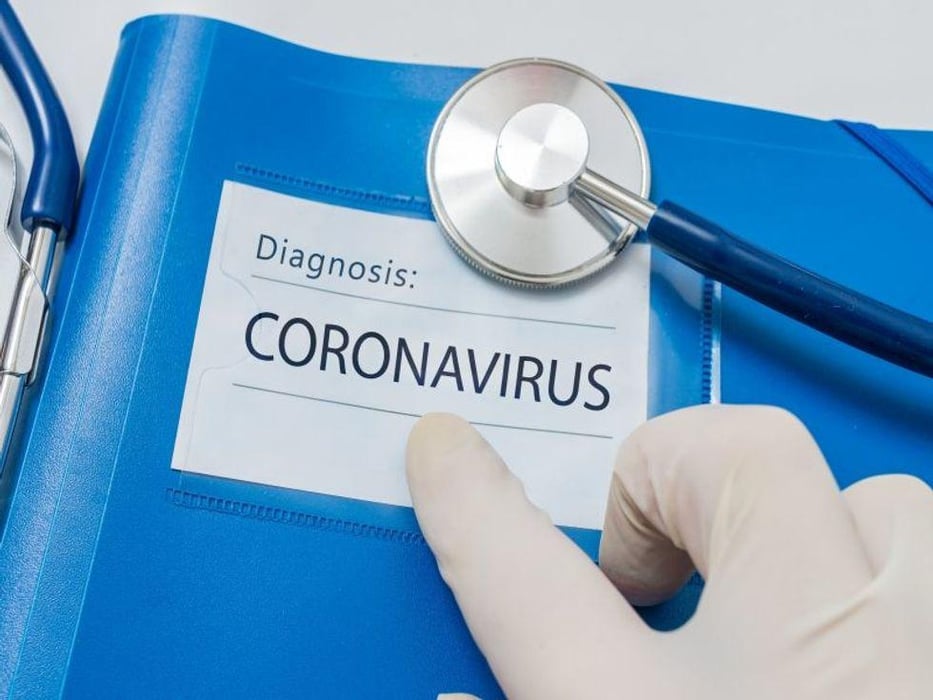 blue folder with diagnosis coronavirus on front