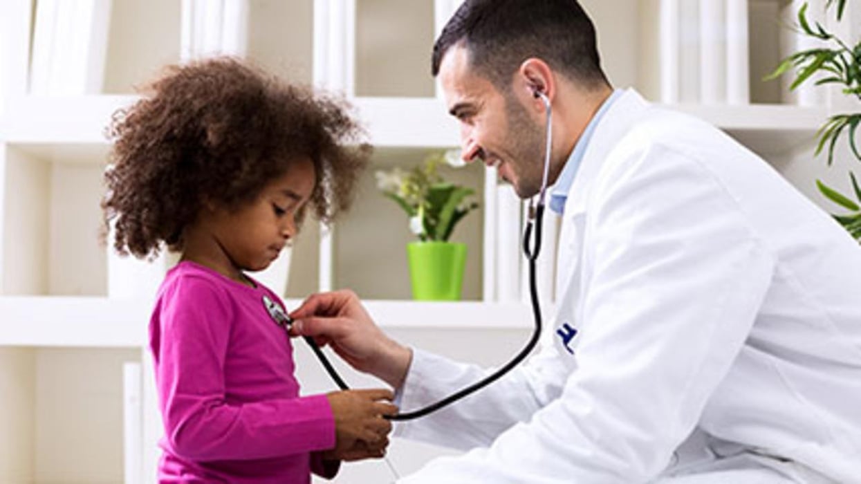 Se deben hacer pruebas de detección de problemas cardíacos en todos los niños, según la American Academy of Pediatrics